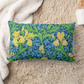 William Morris Irises、Yellow and Cobalt Blue ランバークッション (ブランケット)