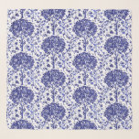 William Morris Tree of Life, Cobalt Blue and White スカーフ<br><div class="desc">ウィリアム・モリス・アールヌーボーの四角いスカーフ伝統的は、白い背景にエキゾチックな花や鳥で満たされた枝に囲まれたファンタジーの木々、豊かなコバルトブルーと深い海軍の色合いを特徴とする「生命の木」パターンを取る</div>