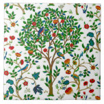 William Morris Tree of Life Pattern, Green & 数々の. タイル<br><div class="desc">ウィリアム・モリス・アールヌーボーの陶芸瓦伝統的は、白い背景に、エキゾチックな花や鳥で満たされた枝で囲まれたファンタジーの木々、エメラルドグリーン、タン、金ゴールド、赤、ターコイズブルーの色合いを描いた「生命の木」のパターンを取る</div>