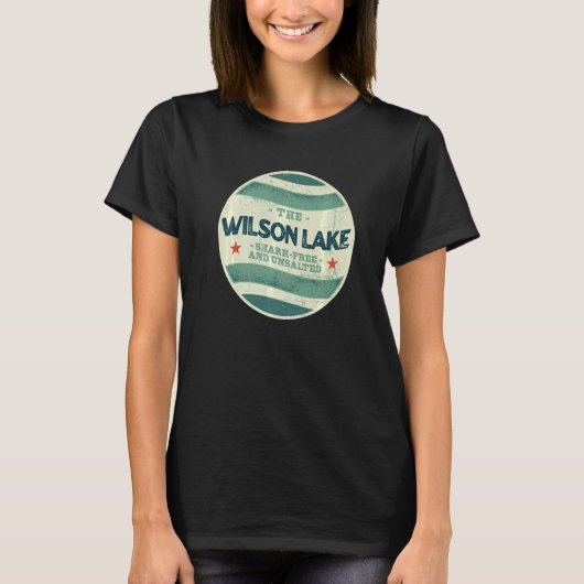 Wilson Lake Shark Free and Unasped Camping Kansas Tシャツ (正面)