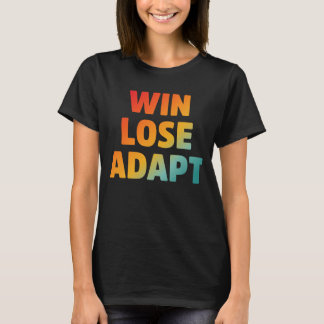 Win Lose Adapt モチベーションの引用 Tシャツ