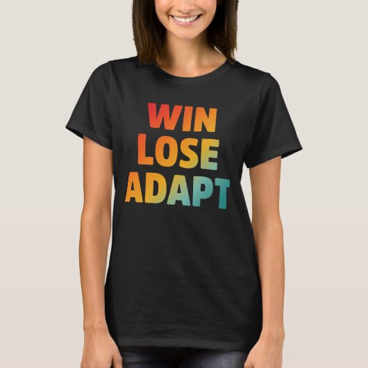 Win Lose Adapt モチベーションの引用 Tシャツ (正面)