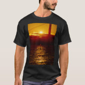 WindSurfer Silhoutted by Sunset T-Shirt Tシャツ (正面)