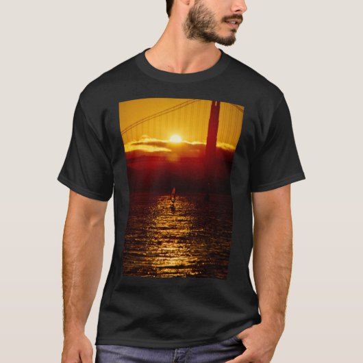 WindSurfer Silhoutted by Sunset T-Shirt Tシャツ (正面)