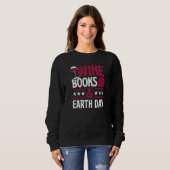 Wine Books And Earth Day Red Wine Loving Book Read スウェットシャツ (正面フル)