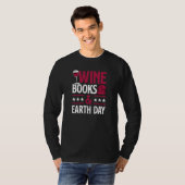 Wine Books And Earth Day Red Wine Loving Book Read Tシャツ (正面フル)