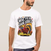 Wine Pie and Good Vibes Funny Thanksgiving Turkey Tシャツ (正面)