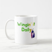Wingin It Daily Funny Bug Humor コーヒーマグカップ (左)