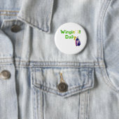 Wingin It Daily Funny Bug Humor 缶バッジ (インサイチュ)