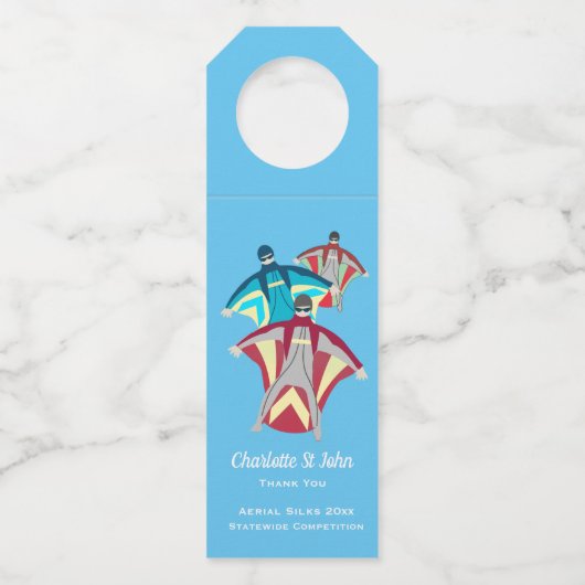 Wingsuet Skydivingをテーマにした ボトルネックタグ (正面)