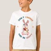 Winking Bunny with Carrot Funny Pun Be Hoppy Tシャツ (正面)