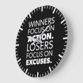 Winners Take Action, Losers Make Excuses ラージ壁時計 (傾斜)