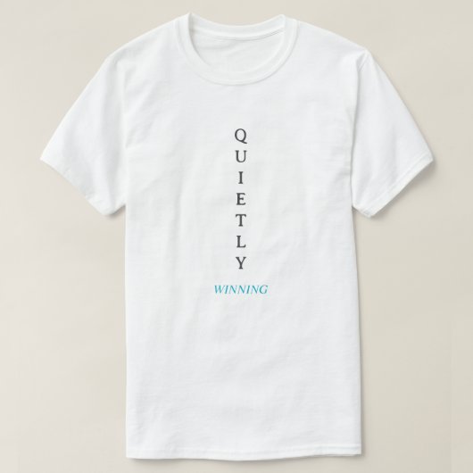 Winning Quietly – 控えめなタイポグラフィTシャツ Tシャツ (デザイン正面)