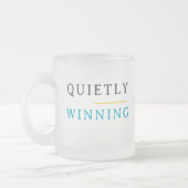 Winning Quietly – Minimal Typography フロストグラスマグカップ (左)