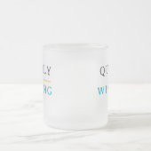 Winning Quietly – Minimal Typography フロストグラスマグカップ (中央)