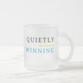 Winning Quietly – Minimal Typography フロストグラスマグカップ