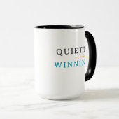 Winning Quietly – Minimal Typography  マグカップ (正面右)