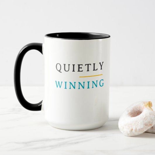 Winning Quietly – Minimal Typography  マグカップ (ドーナツ付き)