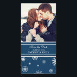 Winter日付のフォトカ結婚ードブルーを保存 セーブザデート<br><div class="desc">冬の結婚式は日付の写真カードを保存しエレガントて暗いネイビモダンーの青と白の雪の結晶パターン。お休みの招待状や他の多くの商品で利用でき結婚る。</div>