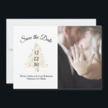 Winter エレガント Weddingの日付写真を保存 案内状<br><div class="desc">お客様頼は写真、スクリプ結婚ト、ブラック文字とゴールデンスターのクリスマスツリーを含む単にデザインで救、あなたの日を過ごすことができます。写真カスタマイズや写真の日付や名結婚前、場所、メッセージや名前、差出人住所を背面に貼り付けた写真。</div>