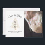 Winter エレガント Weddingの日付写真を保存 案内状<br><div class="desc">お客様頼は写真、スクリプ結婚ト、ブラック文字とゴールデンスターのクリスマスツリーを含む単にデザインで救、あなたの日を過ごすことができます。写真カスタマイズや写真の日付や名結婚前、場所、メッセージや名前、差出人住所を背面に貼り付けた写真。</div>