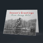 Winter カスタマイズ Wonderland、Snowy USAクリスマス カード<br><div class="desc">シーズンの挨拶！この特別なホリデーカードは、雪の多い冬の日に湖によって美しい常緑樹の写真を白黒で提示する。それは雪の新しい毛布とそれが作り出す来妖精の国 – 本当に冬のワンダーランドと一緒に平和と静けさを伝える！見る者は写真が雪が降り積もった（そして降り注いだ）様子を見てユニーク、この風変わりなシーンに効果を加えた。写真は米国イリノイ州で撮影された。特別なリクエストや質問の場連絡合は、 wafadahdalcreates@gmail.comのアーティスト。© Wafa Y. Dahdal – 全著作権所有。</div>