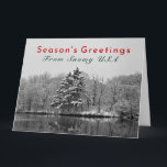 Winter カスタマイズ Wonderland、Snowy USAクリスマス カード<br><div class="desc">シーズンの挨拶！この特別なホリデーカードは、雪の多い冬の日に湖によって美しい常緑樹の写真を白黒で提示する。それは雪の新しい毛布とそれが作り出す来妖精の国 – 本当に冬のワンダーランドと一緒に平和と静けさを伝える！見る者は写真が雪が降り積もった（そして降り注いだ）様子を見てユニーク、この風変わりなシーンに効果を加えた。写真は米国イリノイ州で撮影された。特別なリクエストや質問の場連絡合は、 wafadahdalcreates@gmail.comのアーティスト。© Wafa Y. Dahdal – 全著作権所有。</div>