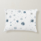 Winter Blue Silver Snowflakes Christmas アクセントクッション (裏面)