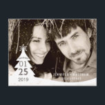 Winter Christmas結婚の写真は日付を保存 案内ポストカード<br><div class="desc">冬の結婚式を計画してる？この豪華なクリスマスで冬の結婚式のテーマをハイライト表示お洒落し、透明なスノーフレークのアクセントと松の木の装飾で日付カードを保存し、この完全な写真の冬の日付を保存する冬の魅力で溢れている。自分の写真を追加する楽しむと、このデザインの右側にある「このデザインテンプレートを編集する」ボックスを使用してカスタムは、このデザインに文言を追加するか、青い「カスタマイズit」ボタンを使用して文字を配置し、フォントと色を変更し、このに追加の情報や画像を追加する。</div>