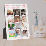Winter Onederlandベビーの1年目のフォトコラージュ フォトプラーク<br><div class="desc">ピンクの冬のワンダーランドの誕生日の贈り物、記念ベビーまたはデコールは、写真のコラージュで月から月の最初の年を表示する。ピンク色と輝く背景の雪の結晶とベビーの写真と誕生日にパーソナライズされた最適な贈り物。1歳の誕生日に最適。あなたのベビーの写真をアップロードし、このテンプレートを可愛いメモリにする。</div>