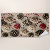 Winter Pinecones and Red Berries ビーチタオル (正面)