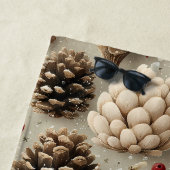 Winter Pinecones and Red Berries ビーチタオル (インサイチュ)