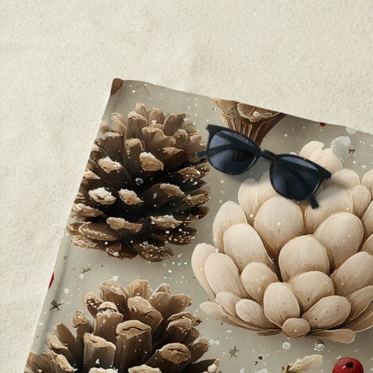 Winter Pinecones and Red Berries ビーチタオル (インサイチュ)