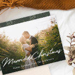 Winter Pines 結婚した Christmas Newlywed写真 シーズンカード<br><div class="desc">フェスティバルのカスタム冬の松の枝と手のレタリングのデザインを備えたデザインの新しいモダンクリスマスカードあなたの休日の挨拶メッセージパーソナライズされた。</div>