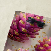 Winter Pink Pine Cones with Golden Accents ビーチタオル (インサイチュ)