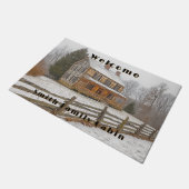 Winter Rustic Country Log Cabin Snow ドアマット (アングル)