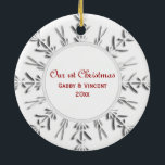 Winter Snowflake 1st Christmas Together写真 セラミックオーナメント<br><div class="desc">1祝回目のクリスマスの休日と一緒にカップルとして結婚したフェスティバル冬のスノーフレーク1stクリスマス一緒に写真オーナメント。このエレガントオーナメントはカスタム、白い背景を持つ複雑な銀の灰色のトーンのスノーフレークデザインを備えた優しい最初のクリスマスの一つ。</div>