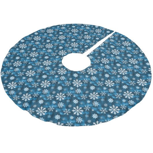 Winter Snowflakes Pattern On Icy Cool Blue ブラッシュドポリエステルツリースカート (アングル)