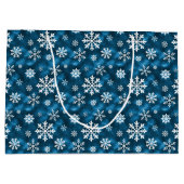 Winter Snowflakes Pattern On Icy Cool Blue ラージペーパーバッグ (裏面)