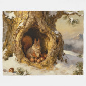 winter squirrel hiding nuts フリースブランケット (正面(横))