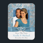 Winter Wonderland Save the Date Photo Magnet マグネット<br><div class="desc">PHOTOウェディングは以下に示す冬のウェディングの招待状にマッチするダイヤモンドジュエルとブルーグリッターのペアのハートを結んだPRINTEDスチールブルーのリボンの背景を持つ日付フレキシマグネットを保存しまフェイクす。冬のワンダーランドテーマやクリスマスや大晦日に最適結婚だ。***この招待には上げ要素は存在しないことに注意してください。何でも平らに印刷される。***フォントのフォントもしやサイズを変更すると、カードのプリントが変わる可能性があることに注意してください。モニタでのプリントの仕方がされるのでもし、位置合わせの問題やサイズ変更の問題がある場合は、ご注文の前に連絡おして救済お願いいたします。一度注文した後はマグネットが表示されず、Zazzleは何も編集しない（タイポス、整列など）。お問い合わせもしのサポートが必要な場合、その他の一致するアイテムや色の組み合わせ違うが必要な場合は、niteowlstudio@gmail.com宛てにリクエストをメールでお送りください。</div>