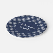 Winter Wonderland White Snowflake Midnight blue ペーパープレート (アングル)