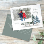 Winter Woodland Season's Greetingsの写真 シーズンポストカード<br><div class="desc">このデザインは、季節の挨拶のクリスマスの休日の写真はがきエレガント、葉、植物冬、一写真テンプレート、ウッドランドの松の木、緑の森、水色の青緑のスタイル、素朴な国のテーマ、クリスマスの休日の書道のスクリプトのグリーティングカードを備えている。</div>