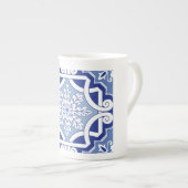 Winterleafスクロール ボーンチャイナマグカップ (正面右)
