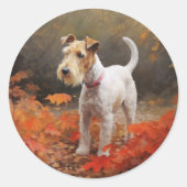 Wirefox Terrier in 紅葉の季節 落ち葉に囲まれてインスパイア ラウンドシール (正面)