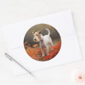 Wirefox Terrier in 紅葉の季節 落ち葉に囲まれてインスパイア ラウンドシール (封筒)