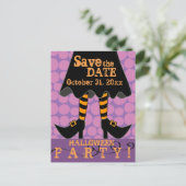 Witch Legsおもしろいハローウィンパーティ日付の保存 インビテーションポストカード (スタンド正面)