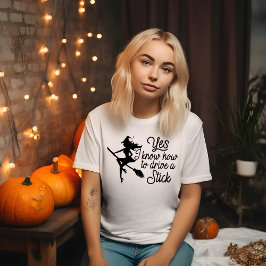 Witch on a Broomstick Halloween Tシャツ