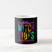 Witch Vibes Halloween Neon Checkered Bow コーヒーマグカップ (中央)