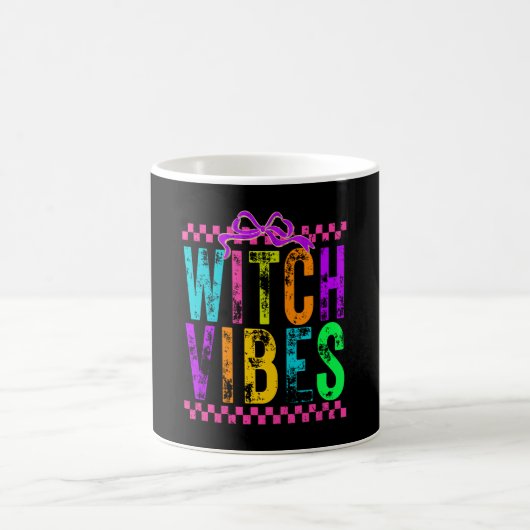 Witch Vibes Halloween Neon Checkered Bow コーヒーマグカップ (中央)